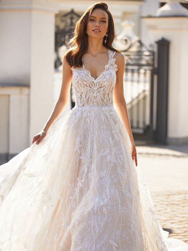 Elegant A-line V Neck Lace Appliques Wedding Dresses With Long