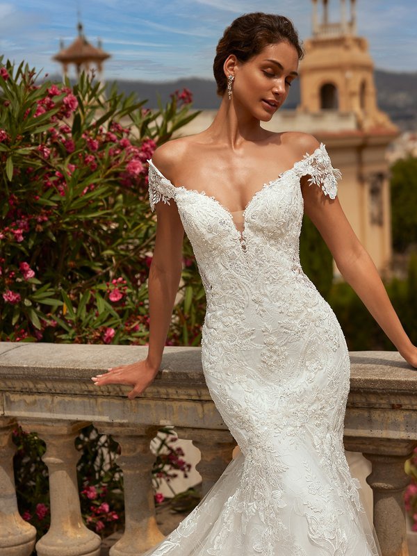 Mermaid silhouette wedding dress, V-neck and cap sleeves